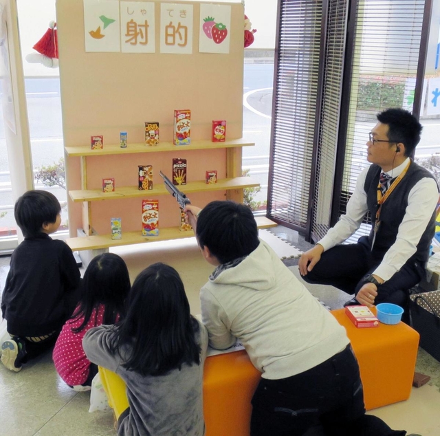 手作りイベントで子どもらと交流する自動車販売店員（トヨタカローラ姫路提供）