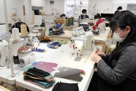 急ピッチで作られていくマスク＝西脇市比延町、タマキニイメ