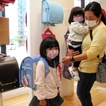 ランドセル商戦が始まり、最新モデルを背負う女の子ら＝大阪市西区南堀江１、セイバン心斎橋店