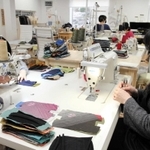 急ピッチで作られていくマスク＝西脇市比延町、タマキニイメ
