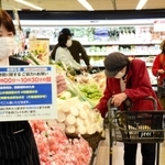 高齢者や妊産婦ら買い物弱者向けの時間帯を設定し、利用客の分散を図ったコープこうべの店舗＝８日、神戸市東灘区住吉本町１（撮影・中西幸大）
