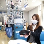 靴下編み機を活用して製造したマスク。ＦＯＲＺＡはイタリア語で「がんばれ」の意味＝尼崎市西川２