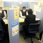 多くの人が相談に訪れている兵庫労働局の「ハローワーク助成金デスク」＝神戸市中央区浜辺通２