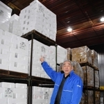 魚介類で山積みとなった冷蔵庫の状況を説明する但馬漁協の村瀬晴好組合長＝兵庫県香美町香住区若松