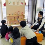 手作りイベントで子どもらと交流する自動車販売店員（トヨタカローラ姫路提供）