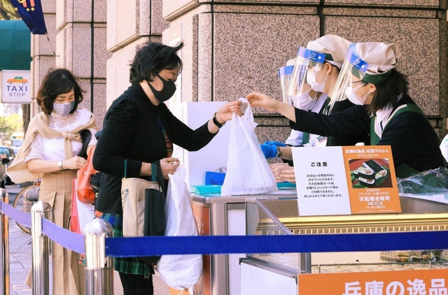 食品売り場の営業を再開した大丸神戸店。屋外でも従業員らがフェースシールドを着用して対応した＝７日午後、神戸市中央区、大丸神戸店（撮影・鈴木雅之）