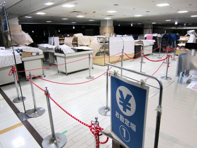 間隔を空けて並んでもらうため、レジ前にロープが張られている＝神戸市西区糀台５、そごう西神店