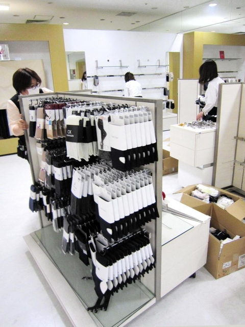 営業再開に向けて商品の入れ替え作業を進める従業員＝神戸市西区糀台５、そごう西神店