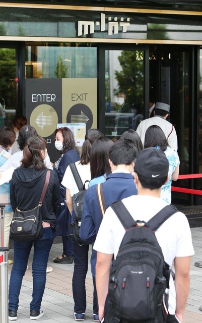 開店を前に入り口付近で並ぶ買い物客ら＝２５日午前、神戸市中央区雲井通７、ミント神戸（撮影・辰巳直之）