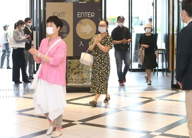 営業を再開したミント神戸。開店と同時に買い物客らが手指を消毒しながら続々と来店した＝２５日午前１１時６分、神戸市中央区雲井通７（撮影・辰巳直之）