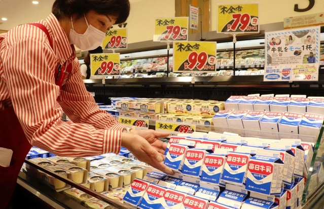 ２８日から販売を始めた学校給食用牛乳＝伊丹市中央５（撮影・中村有沙）