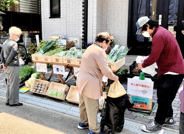 民家の駐車場に臨時で設けた野菜売り場＝西宮市内（アキッパ提供）