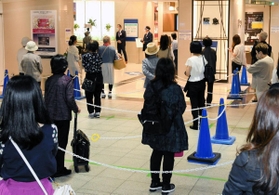 神戸阪急の店舗前で営業開始を並んで待つ買い物客＝２１日午前、神戸市中央区小野柄通８（撮影・後藤亮平）