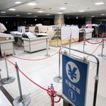 間隔を空けて並んでもらうため、レジ前にロープが張られている＝神戸市西区糀台５、そごう西神店