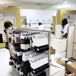 営業再開に向けて商品の入れ替え作業を進める従業員＝神戸市西区糀台５、そごう西神店