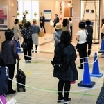 神戸阪急の店舗前で営業開始を並んで待つ買い物客＝２１日午前、神戸市中央区小野柄通８（撮影・後藤亮平）