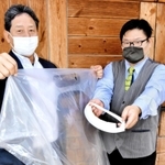 ポリ素材の使い捨て医療用ガウン（左）と、かばんの芯材などを使用したフェースシールド＝豊岡市小田井町、服部