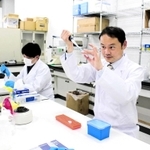 治療薬の開発に取り組むイーベックの研究員＝神戸市中央区港島南町５、神戸国際ビジネスセンター