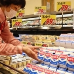 ２８日から販売を始めた学校給食用牛乳＝伊丹市中央５（撮影・中村有沙）