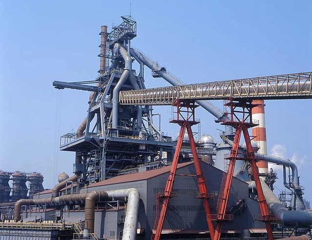 神戸製鋼所加古川製鉄所の２号高炉。圧延工場を含め稼働率は下がっている（神鋼提供）