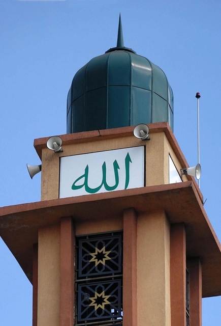 ＴＯＡのスピーカーを取り付けたモスクの尖塔（同社提供）