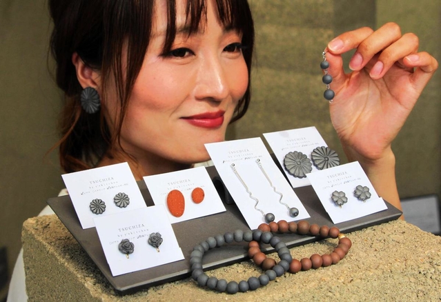 瓦のイヤリング、ピアスを制作した道上芳香さん＝南あわじ市津井