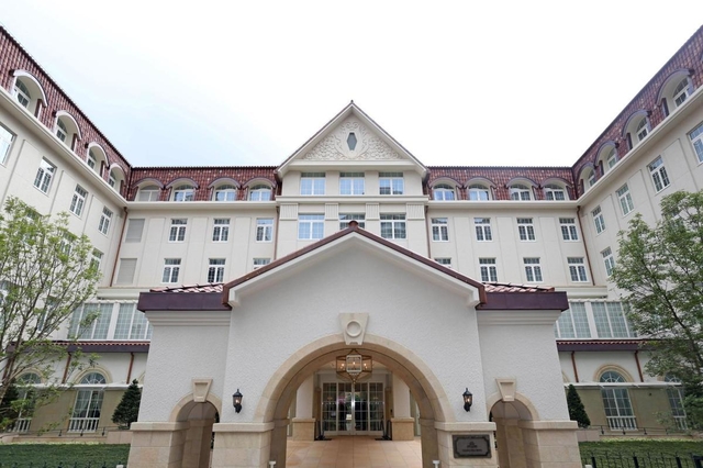 旧宝塚ホテルからデザインを受け継いだ切り妻屋根などの外観＝宝塚市栄町１（撮影・風斗雅博）