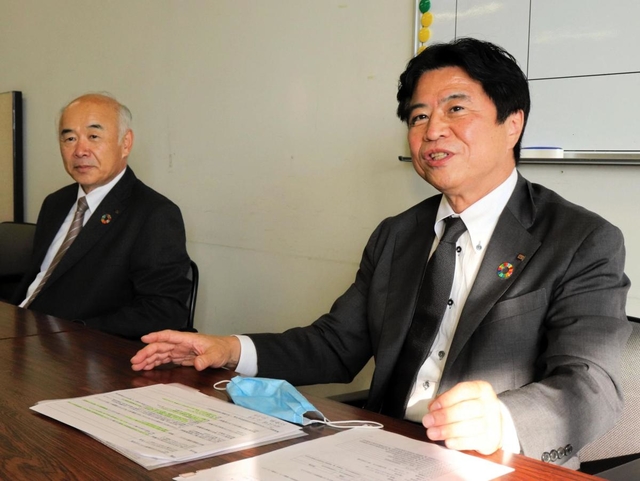 ノーリツの次期社長に就く腹巻知取締役専務執行役員（手前）と國井総一郎社長＝神戸市中央区港島中町６、神戸経済記者クラブ（撮影・佐伯竜一）