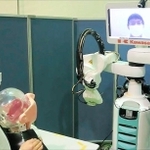医師がロボットを遠隔操作し、ＰＣＲ検査を行うイメージ（メディカロイド提供）