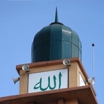 ＴＯＡのスピーカーを取り付けたモスクの尖塔（同社提供）