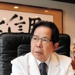 郷里・沖縄への出店や、尼崎市に分散していた工場の統合などについて語る比屋根毅さん＝２０１４年４月撮影