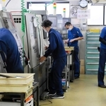 新型コロナウイルスのあおりで自動車部品の受注が減った町工場＝尼崎市内