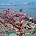 神戸港のコンテナ岸壁＝神戸市中央区、ポートアイランド２期