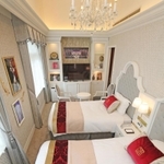 宝塚大劇場で公演中の組に関する展示が楽しめる客室「レビュールーム」＝宝塚市栄町１（撮影・風斗雅博）