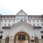 旧宝塚ホテルからデザインを受け継いだ切り妻屋根などの外観＝宝塚市栄町１（撮影・風斗雅博）