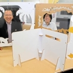 強化段ボールの仕切りなどを開発したカワグチマック工業の川口徹社長（左）と佐藤優也ディスプレイ事業部長＝尼崎市南初島町