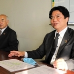 ノーリツの次期社長に就く腹巻知取締役専務執行役員（手前）と國井総一郎社長＝神戸市中央区港島中町６、神戸経済記者クラブ（撮影・佐伯竜一）
