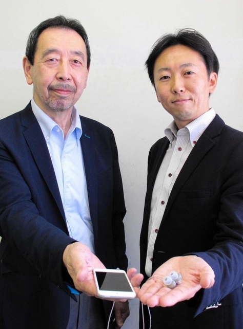 神戸市のマッチング支援を受け、事業を引き継いだソリッドソニックの久保貴弘社長（右）と、創業者の田中哲廣取締役（左）＝神戸市中央区港島中町６