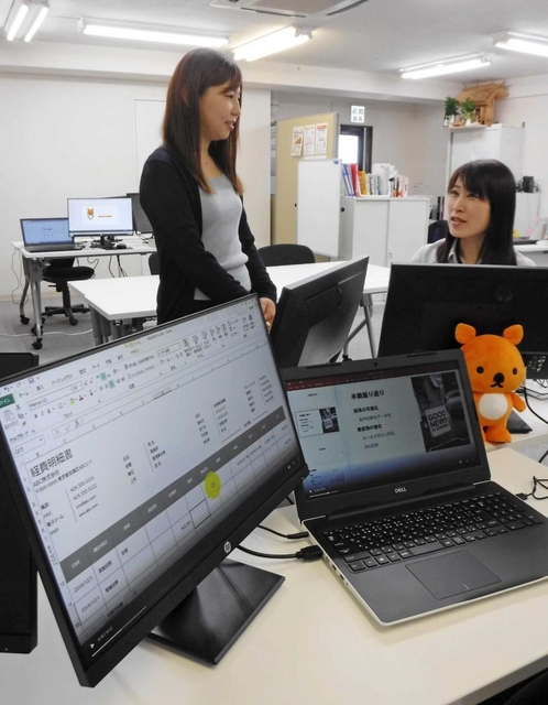 障害がある人向けにワードやエクセルなどの動画教材を用意するｍａｎａｂｙ三宮事業所の支援員＝神戸市中央区八幡通４