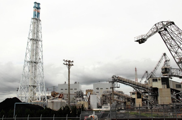 １９６０年代から稼働する電源開発（Ｊパワー）の高砂火力発電所＝高砂市梅井６