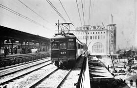 三宮への乗り入れが実現した当時の試運転列車。後方はかつての神戸阪急ビル（阪急電鉄提供）