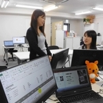障害がある人向けにワードやエクセルなどの動画教材を用意するｍａｎａｂｙ三宮事業所の支援員＝神戸市中央区八幡通４