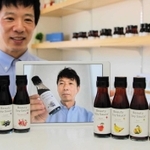 タブレット端末を介して取材に応じる岡崎利彦さん（画面）と弟の義彦さん＝宍粟市山崎町三津