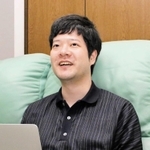 自宅の一室でノートパソコンを開くＫ．Ｓ．ロジャースの民輪一博社長＝神戸市長田区