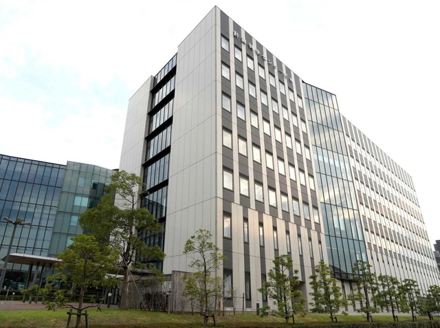 「計算科学振興財団」が入るビル（手前）。スパコン「富岳」がある理化学研究所の建物（奥）と隣接する＝２日午後、神戸市中央区港島南町７（撮影・辰巳直之）