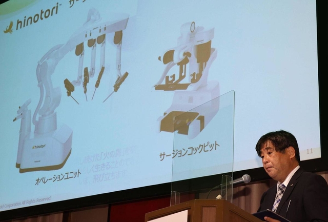 国産初の手術支援ロボット「ｈｉｎｏｔｏｒｉ」について説明するメディカロイドの浅野薫社長＝１１日午後、神戸市中央区港島中町６、神戸ポートピアホテル（撮影・吉田敦史）