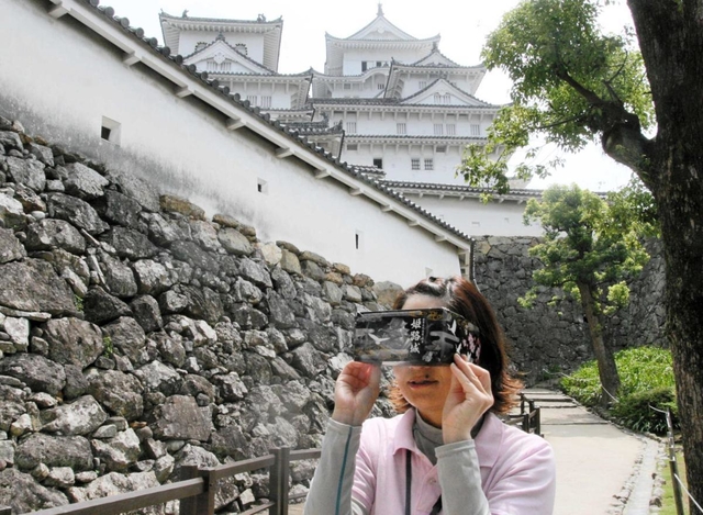 スマートフォンをはめ込んだスコープ。現地にいなくても、散策を疑似体験＝姫路市本町、姫路城