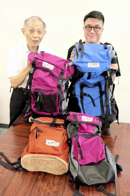 「神戸ザック」のリュックなどを手掛けてきた星加弘之さん（左）と、神戸市の支援で事業を譲り受けた前川拓史さん＝同市中央区港島中町６