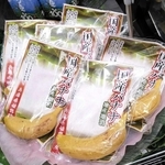 １本ずつ袋入りで店頭に並ぶ福永農産のバナナ（丸共商店提供）