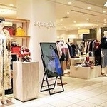 アパレル大手のワールドが事業終了を発表したブランド「アクアガール」の店頭（ワールドのホームページから）